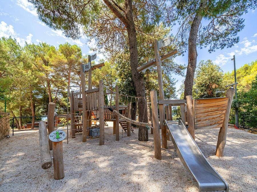 Foto 4 von 24: Camping Porton Nature Hideouts - Mobilheim 2 personen - Comfort | 1 Zi. | 2 Pers. | Erhöhte Terrasse | Klima | TV
