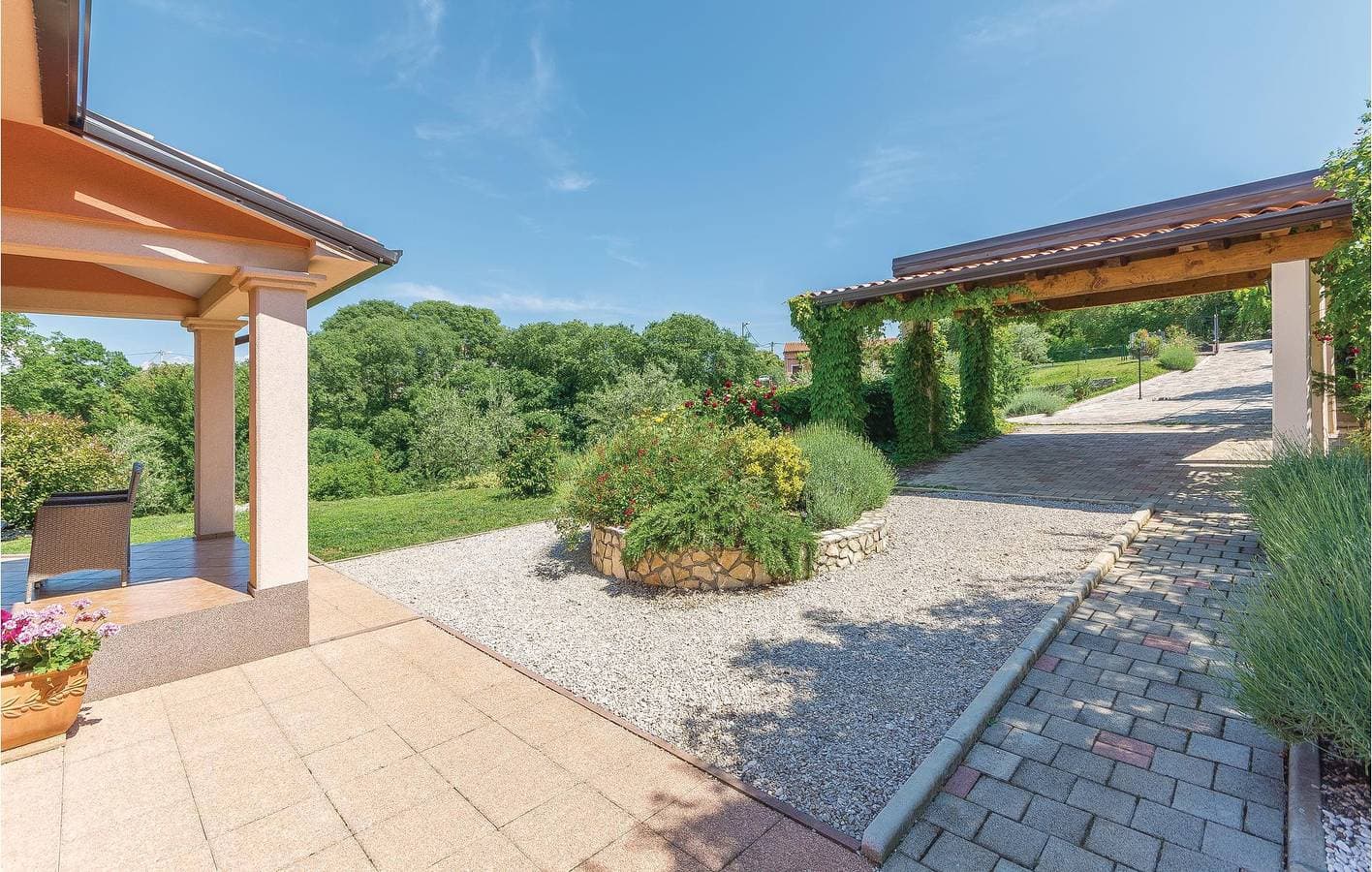 Foto 13 von 35: Geräumige 130 m² große Wohnung mit Pool, WLAN und Parkplatz in der Nähe von Sehenswürdigkeiten