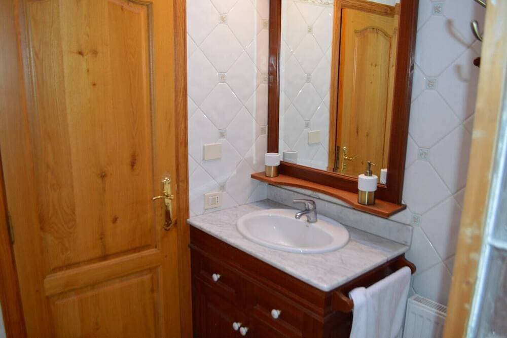 Foto 13 von 30: This twin room has two single beds with a private separate bathroom ( bathroom across the hallway). The view is of the whole garden area and the sea can be seen on clear days.