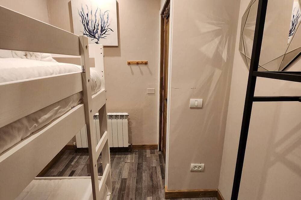 Foto 2 von 20: This room is a bunk room with two single bunk beds. The bathroom and showers are shared with the two other bunk rooms .