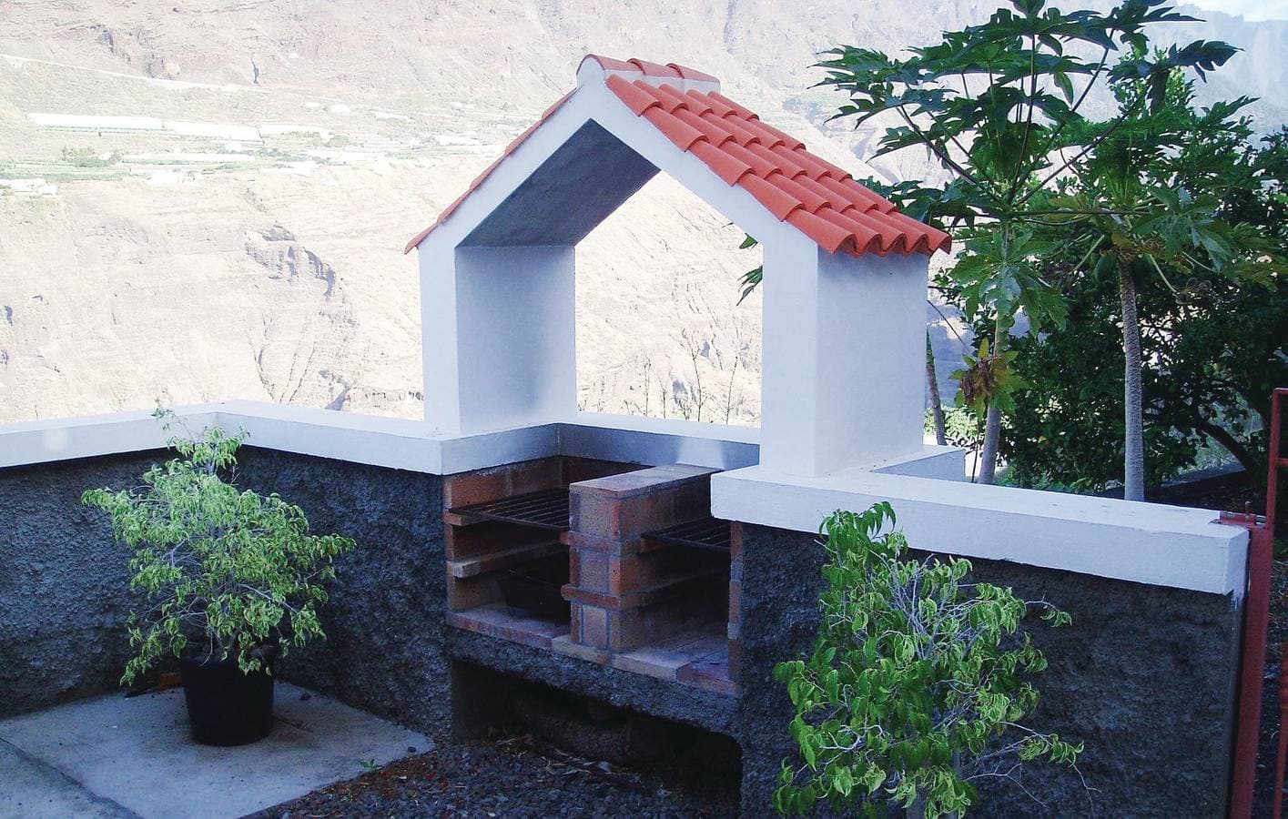 Foto 10 von 17: Wohnung mit Bergblick: Terrasse, Küche, Grill