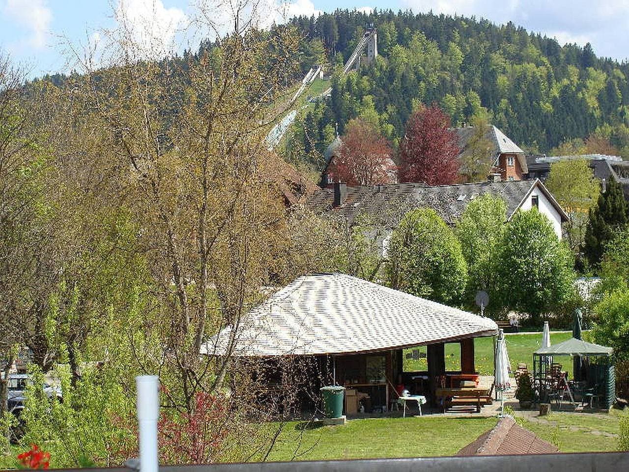 Foto 9 von 23: Ferienwohnung '2' mit Bergblick, Gemeinschaftsgarten und WLAN