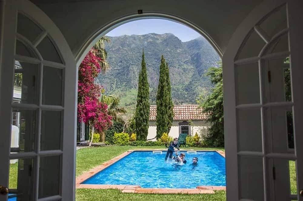 Exklusive Villa mit Gartenpool 1