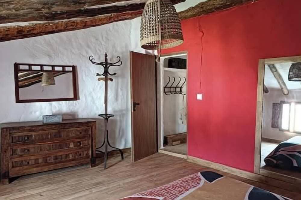 Foto 3 von 24: El Bosquet 1897. 2-Bedroom Vacation Rental. We are pet-friendly.
