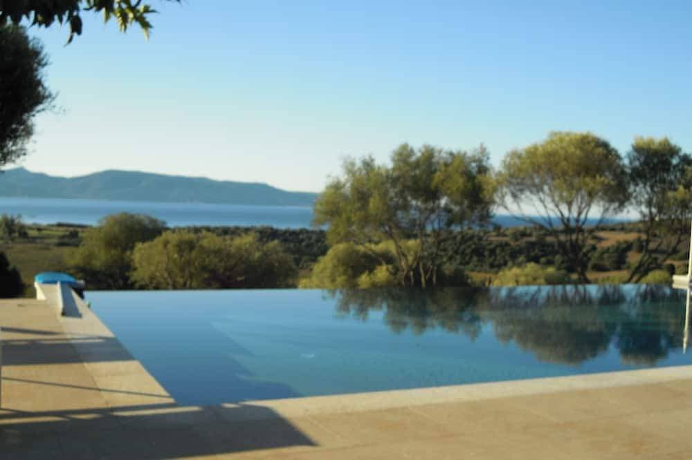 Neue Villa mit beheiztem Privatpool u. Panoramablick auf Meer u. Berge 1