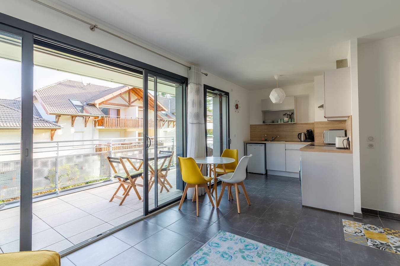 Foto 3 von 21: Großes Studio am Seeufer mit Bergblick, Terrasse und WLAN