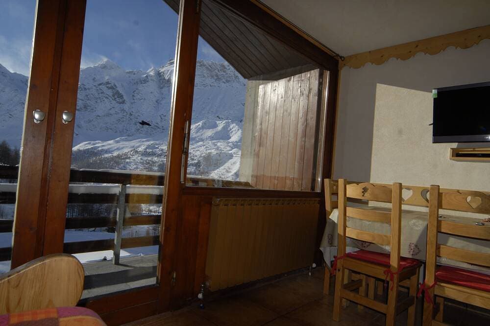 Foto 10 von 18: Luxuriöse Drei-Zimmer-Wohnung in Cervinia mit Sauna, Blick auf die Skipisten.