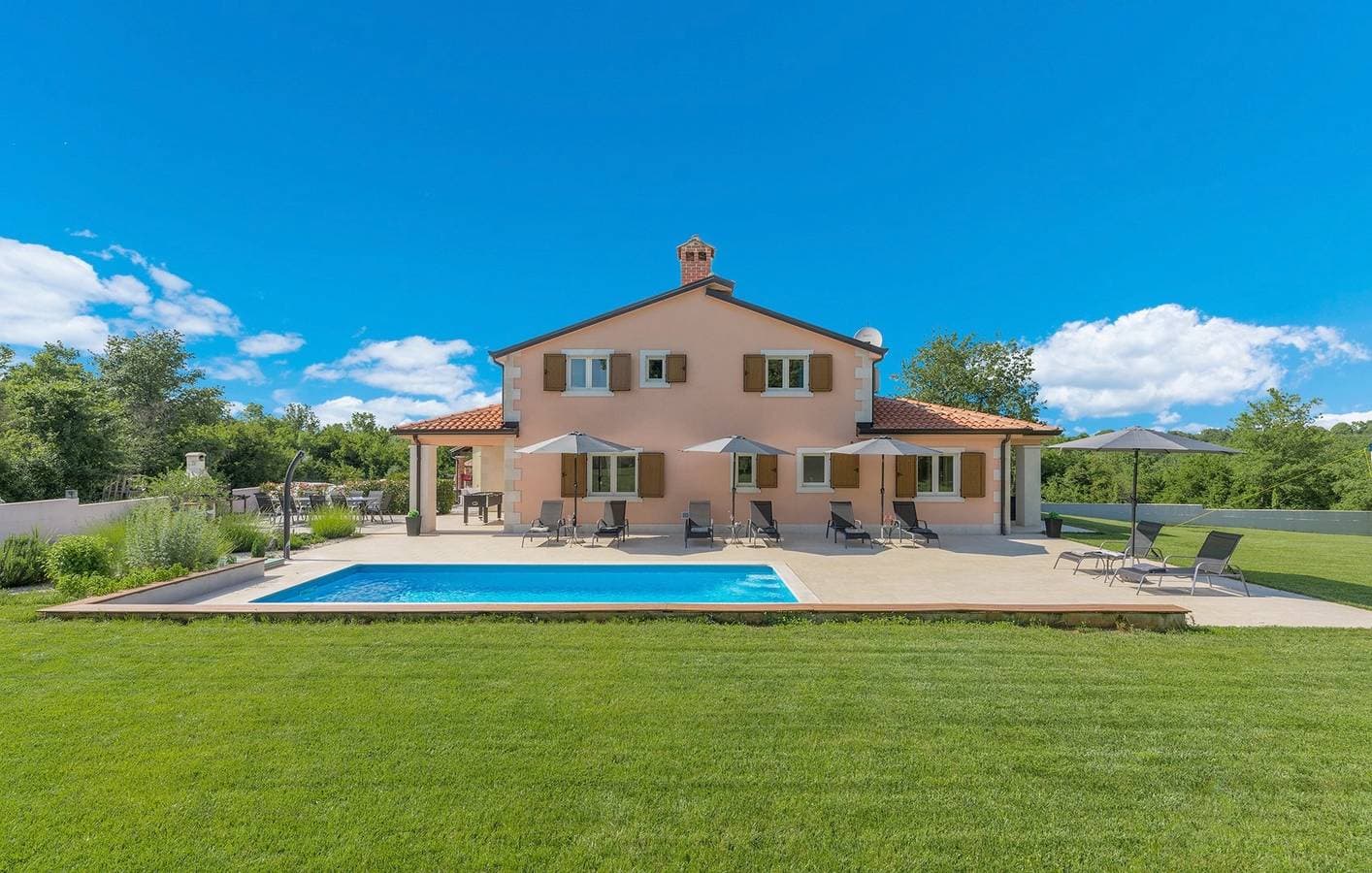 Große Familienvilla mit privatem Pool 1