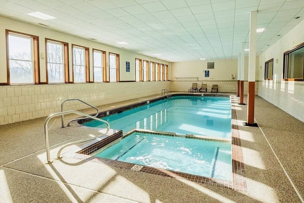 Foto 11 von 19: Loon Mtn Loft w/Pool, Jacuzzi Access, Mtn Shuttle