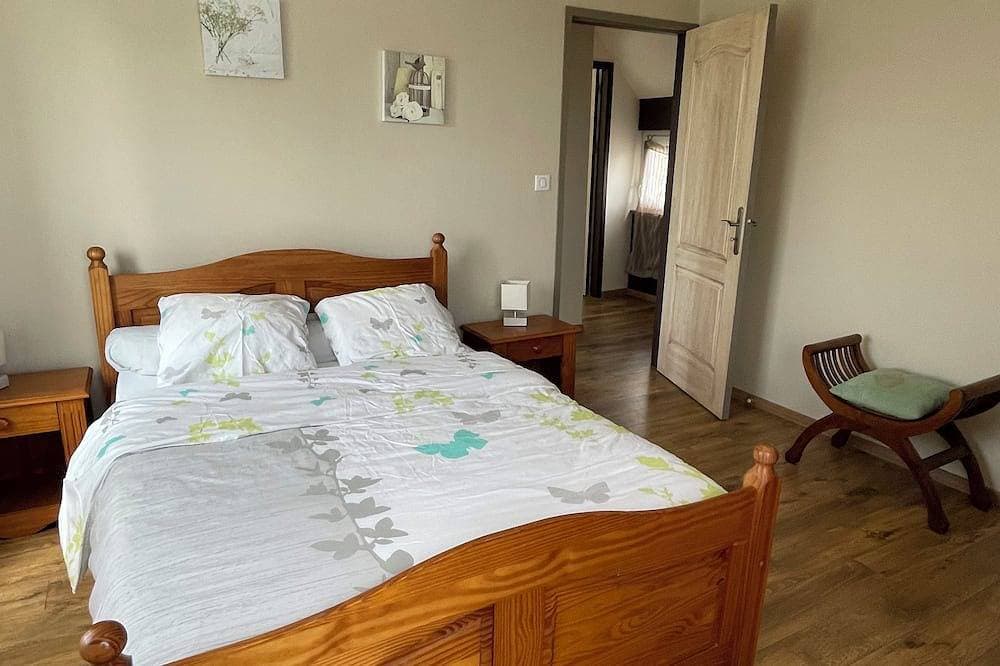 Foto 2 von 16: A charming, renovated house with an enclosed garden, located 1 km from Pors Carn Beach.