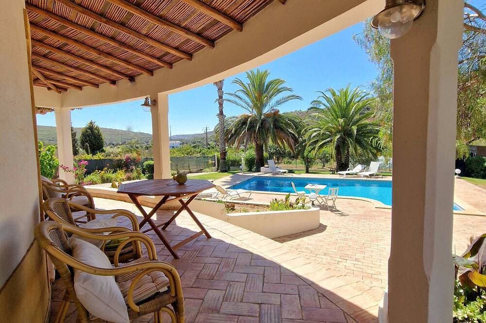 A south-facing, Mediterranean-style villa on 2 levels, walled and gated in a tranquil country settin... 1