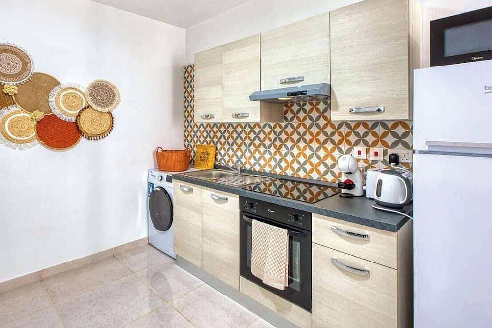 Foto 12 von 26: Stylish 2Br Stay with Balcony Sunsets & Sea Views!
