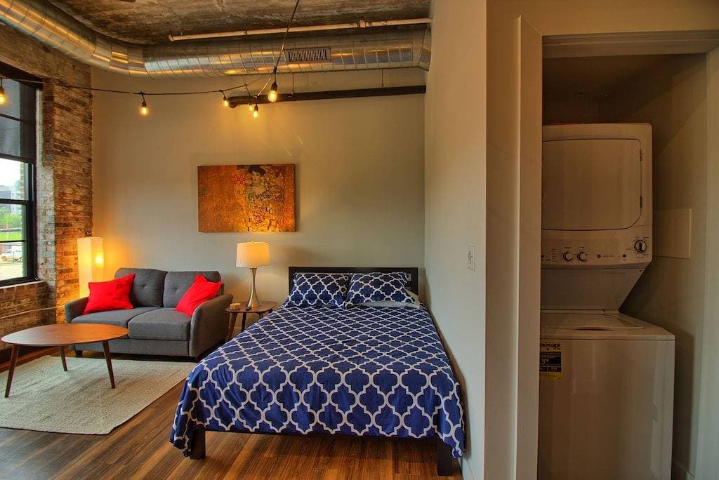 Foto 9 von 18: Chic Ultramodern Studio Loft w/ Designer Features