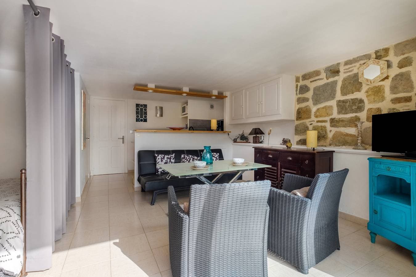 Foto 5 von 22: Studio-Apartment 'Rez-de-villa Avec Piscine' mit Meerblick, Gemeinschaftspool & WLAN