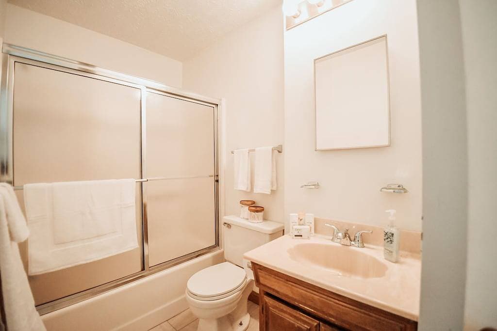 Foto 4 von 11: Completely remodeled 2 bedroom apartment in Portland's West End