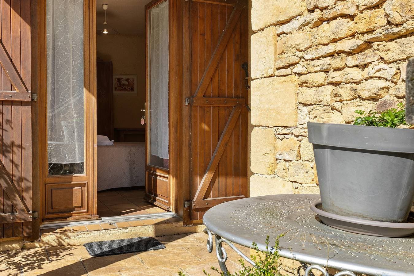 Foto 13 von 29: Gästezimmer „La Ferme De La Croix D’Allon“ mit Pool, Garten und gemeinsamem WLAN