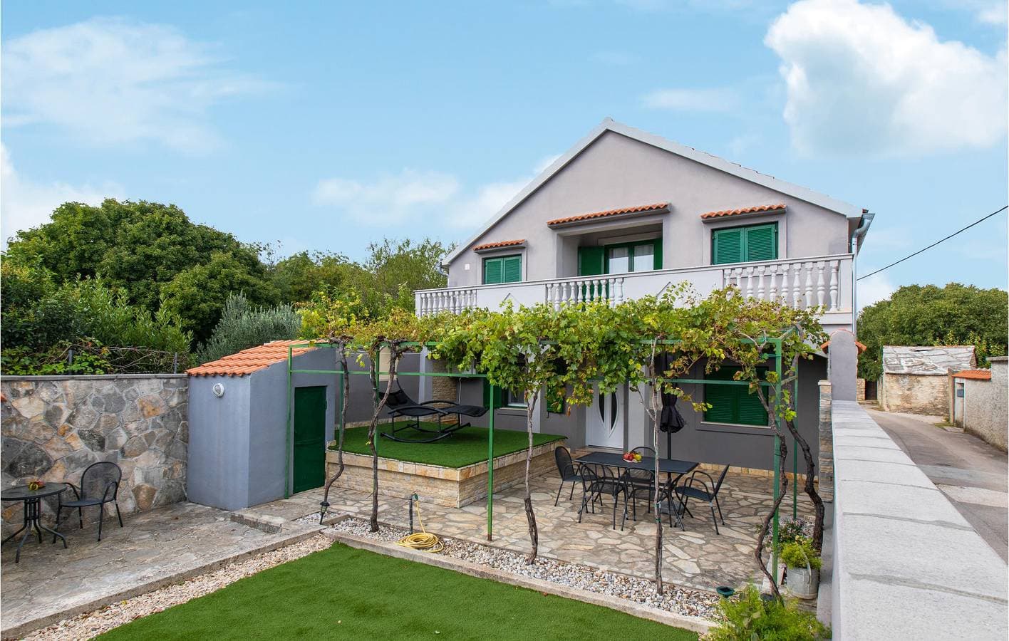 Gemütliche Ferienwohnung mit Meerblick, Terrasse, WLAN und Küche – 1 km von der Küste entfernt 1