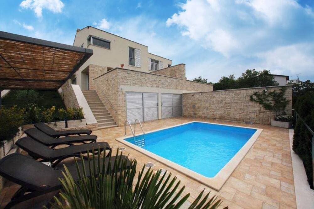 Modernes Ferienhaus mit Pool und fantastischem Blick über die Natur bis zum Meer 1