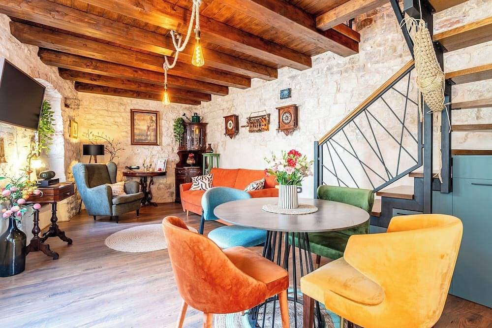 Traditional apt in stone house in heart of Trogir 1