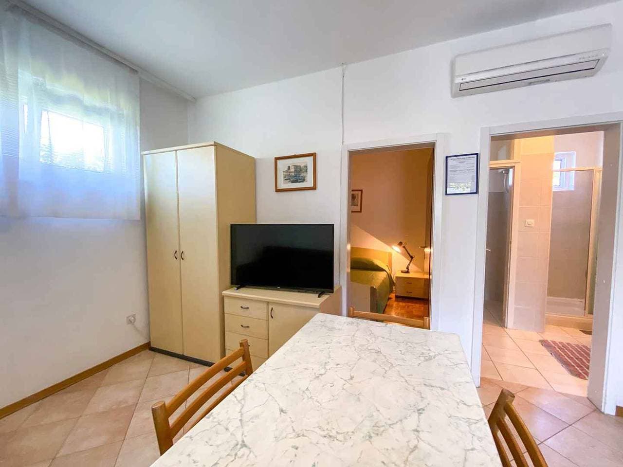 Foto 9 von 27: Ferienwohnung mit Terrasse und Klimaanlage