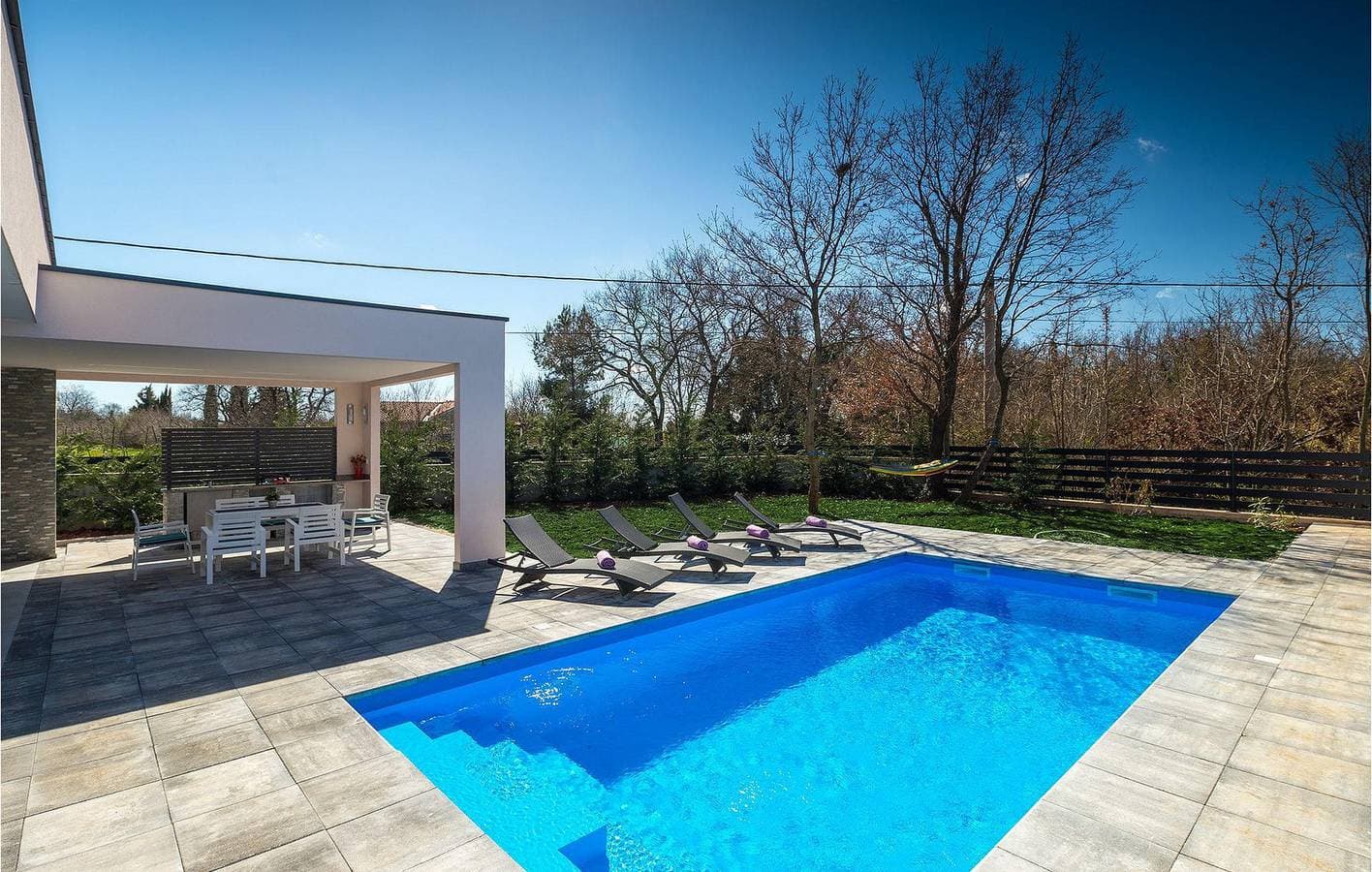 Foto 13 von 40: Geräumige 2-Zimmer-Wohnung mit Pool, Parkplatz und WLAN in der Nähe von Restaurants und dem Stadtzentrum