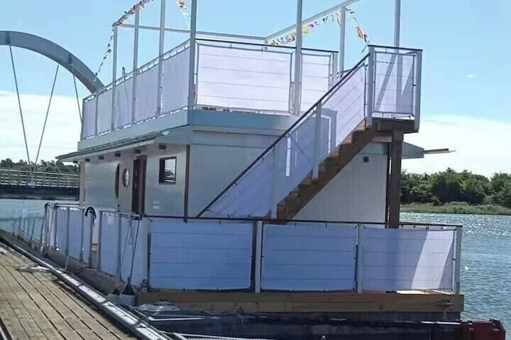 Foto 10 von 13: Unique floating retreat Sleeps 4