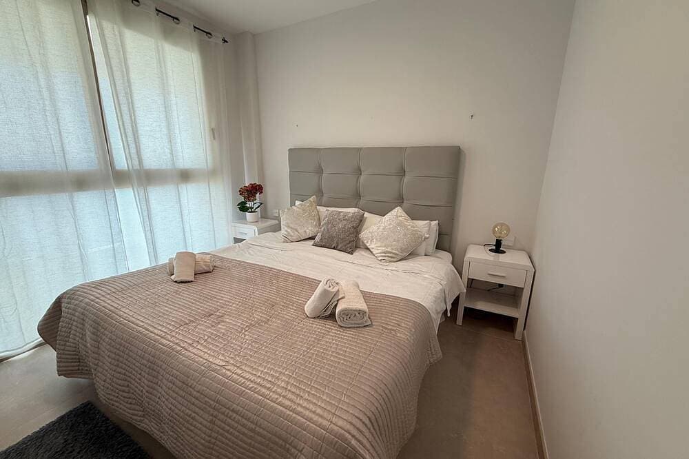 Foto 3 von 30: Wonderful sea views, super modern building with swimming pool and gym.