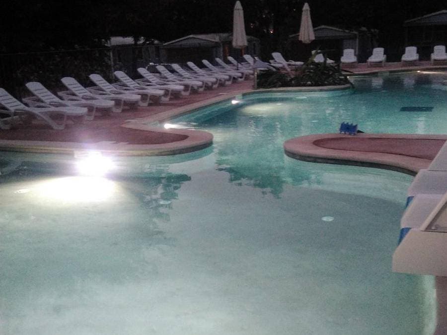 Foto 4 von 42: Camping Lou Cabasson - Chalet 2 personen - la Favière - überdachte Terrasse