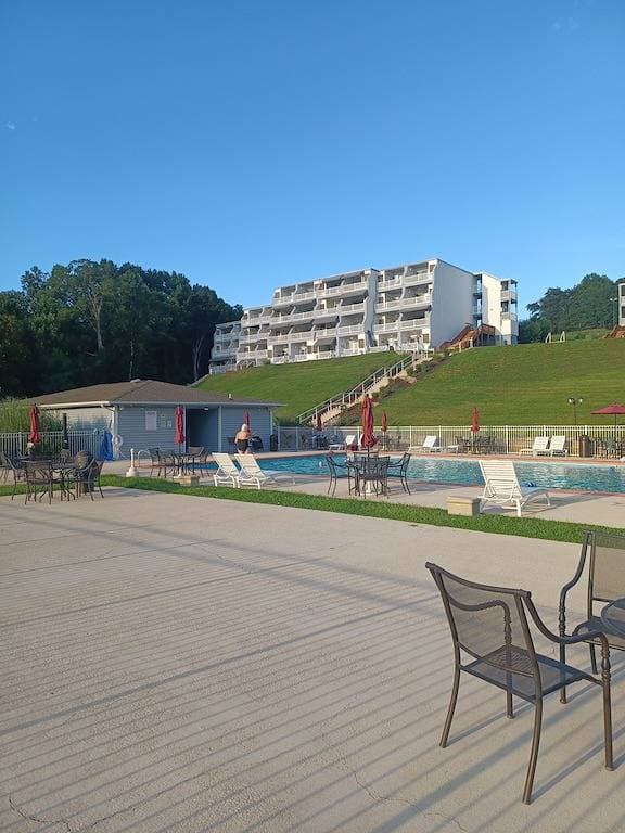 Foto 6 von 26: Waterfront Condo at Stripers Landing, Smith Mountain Lake, Virginia