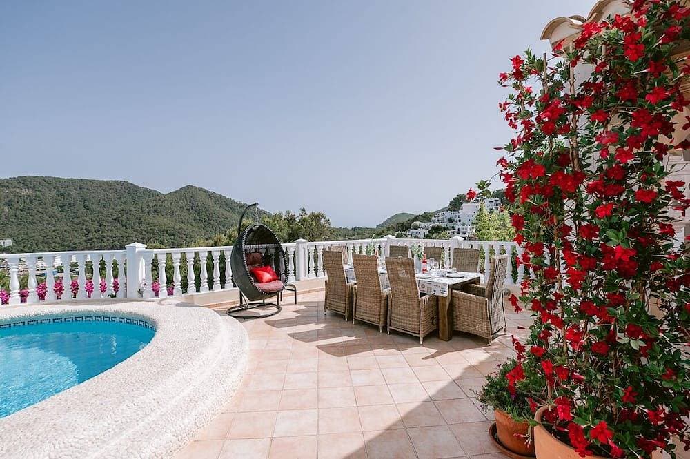 Amazing villa with pool in a beautiful and quite area 1