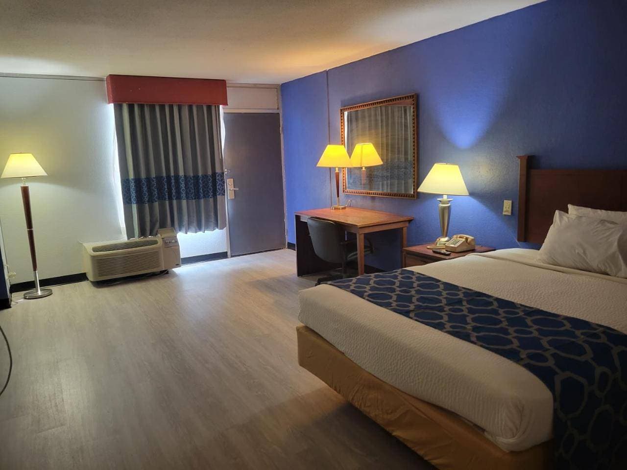 Foto 6 von 10: Deluxe Studio Suite with One King and One Queen Bed - Non-Smoking