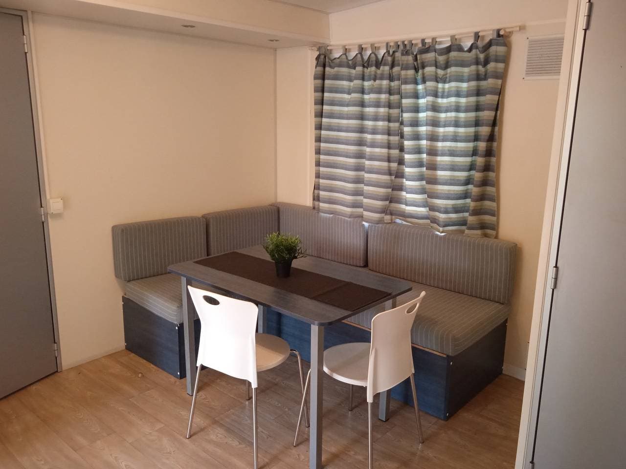 Foto 5 von 30: Chalet für 4 Personen mit Pool