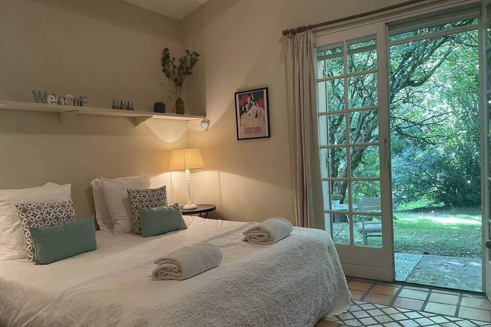 Foto 4 von 30: Ein schönes romantisches Schlafzimmer mit Mezzaninbereich, Badezimmer und privatem Garten