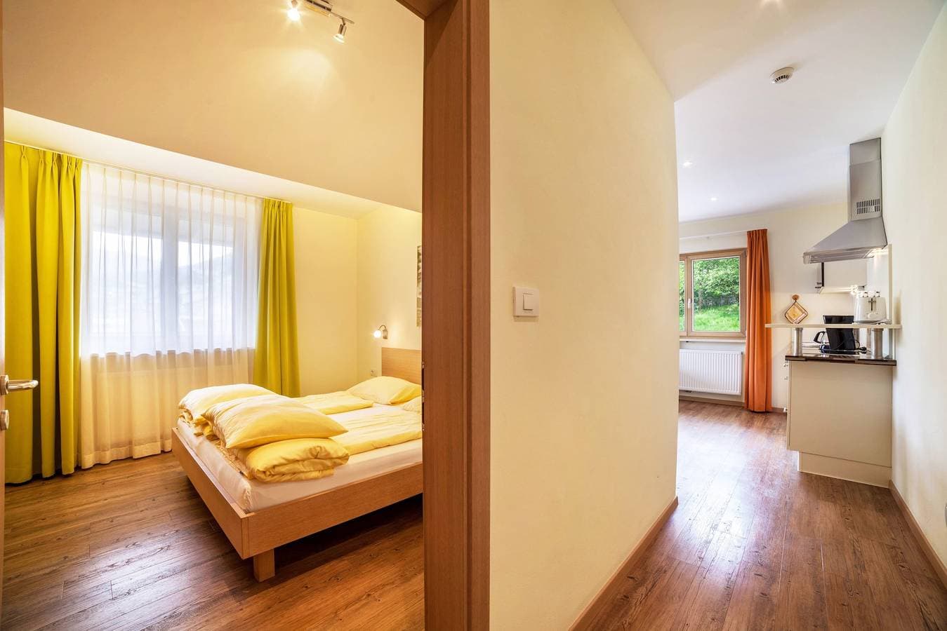 Foto 7 von 21: Ferienwohnung "Mignon 11" mit Bergblick, gemeinsamem beheizten Innenpool und WLAN