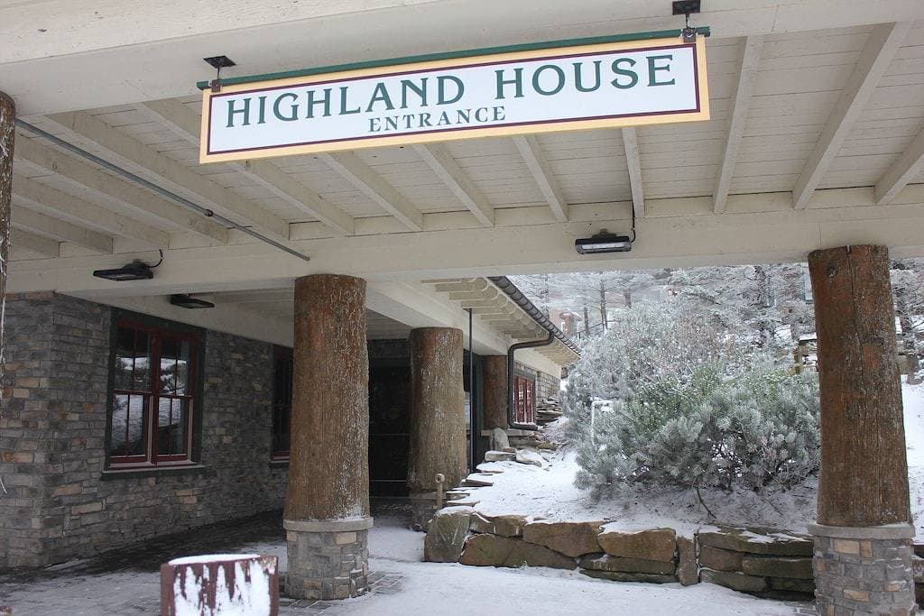 Foto 7 von 25: Highland House, Central Village, Overlooks slopes, sky stage, balcony