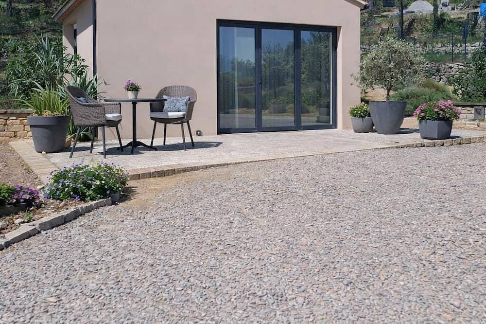 Large independent bedroom with bathroom in Luberon 1
