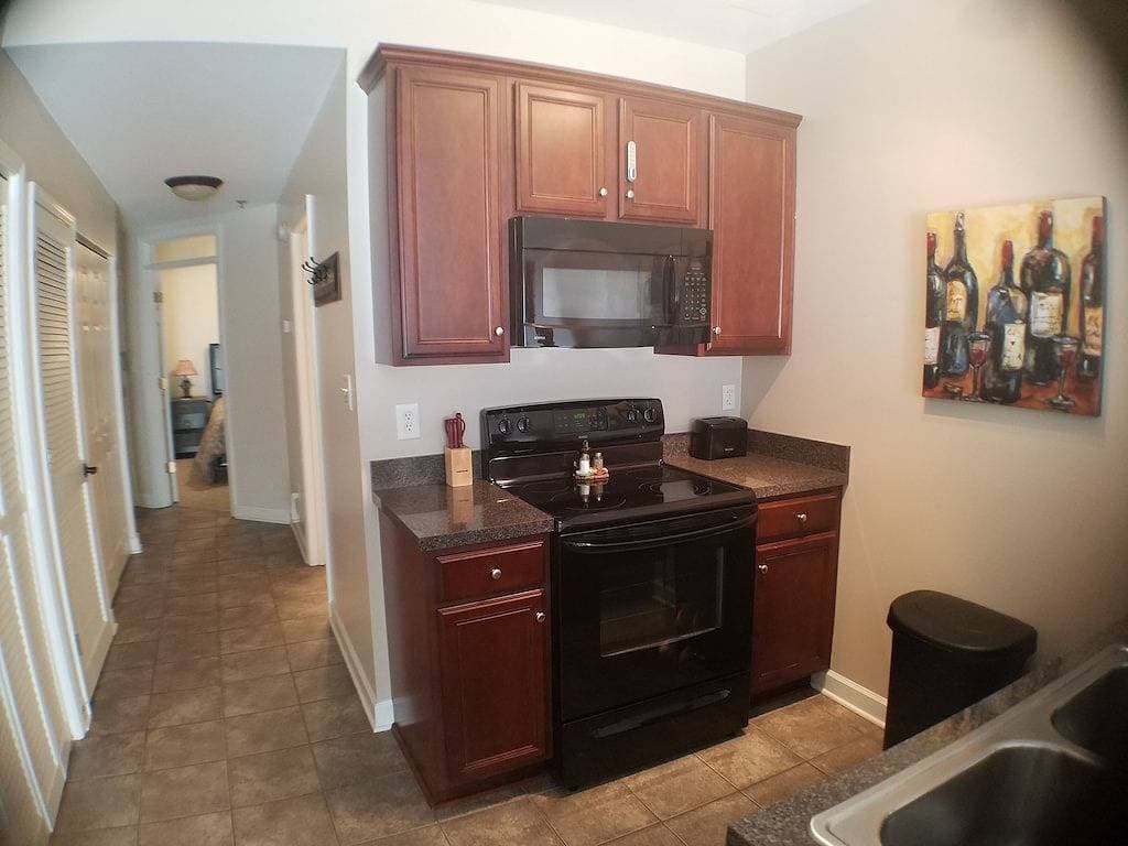 Foto 3 von 21: #116 Pointe - 1  Bedroom Lakefront Condo at Mariners Sml