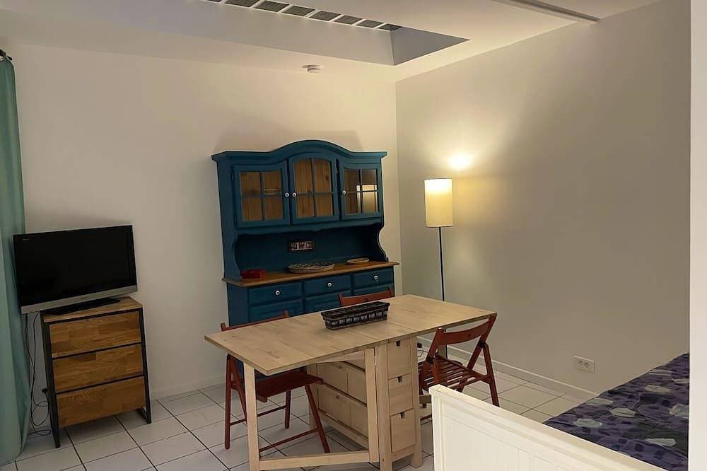 Foto 8 von 12: Apartment-Eigenes Badezimmer-Apartment-Blick auf den Hof