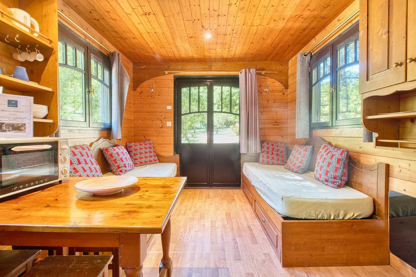 Foto 3 von 26: La Roulotte Jaune – Außergewöhnliche Unterkunft mit gemeinsamem beheiztem Hallenbad