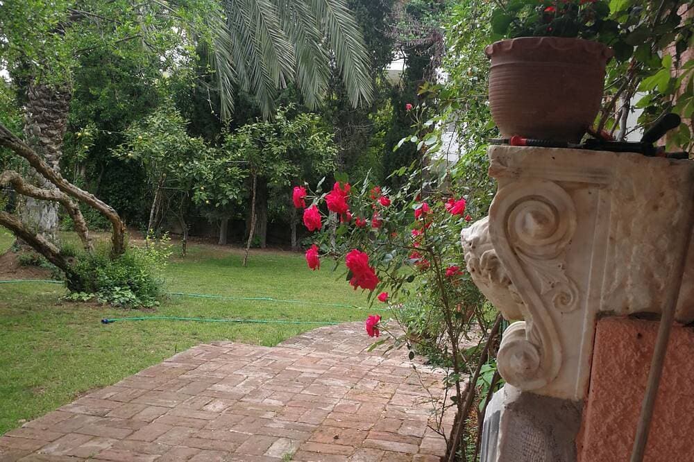 Small villa with a large private and quiet garden, 10 min walk from Metro 1