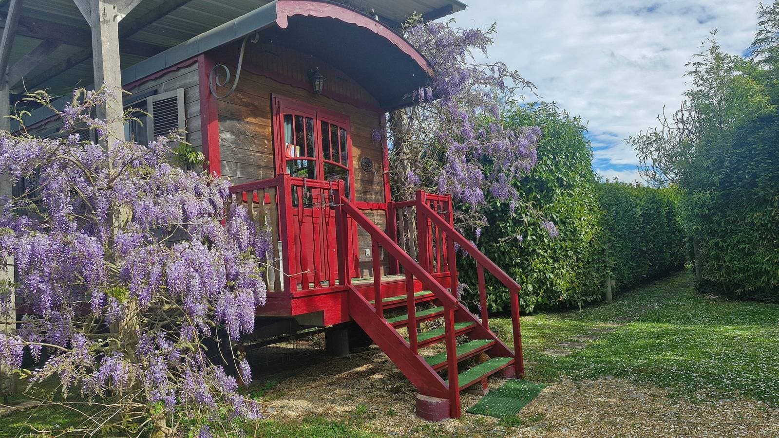 Foto 2 von 25: Bohème-Gîte im Zirkuswagen für 2–4 Personen nahe Honfleur mit Pool
