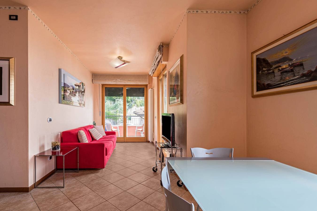 Foto 9 von 31: Ferienwohnung „Luminoso appartamento vista lago“ mit Garten & Seeblick