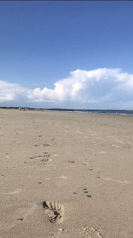 Foto 4 von 8: One Minute Walk To The Beach!