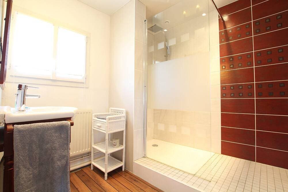 Foto 5 von 6: Chambre \"Au fil de L'eau\" Wc + SdB Lit de 180 2 Petites Déjeuners Kitchenette