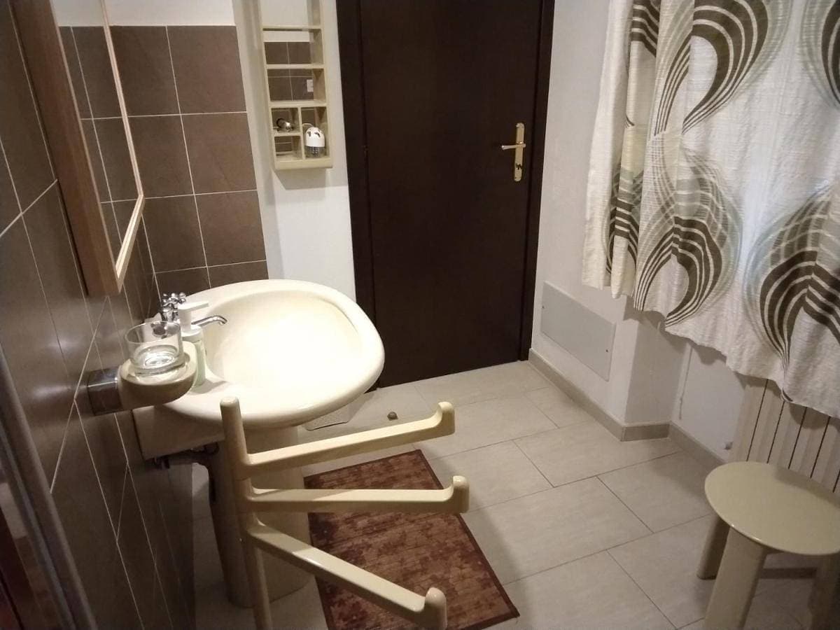 Foto 4 von 16: Double Room with Private Bathroom