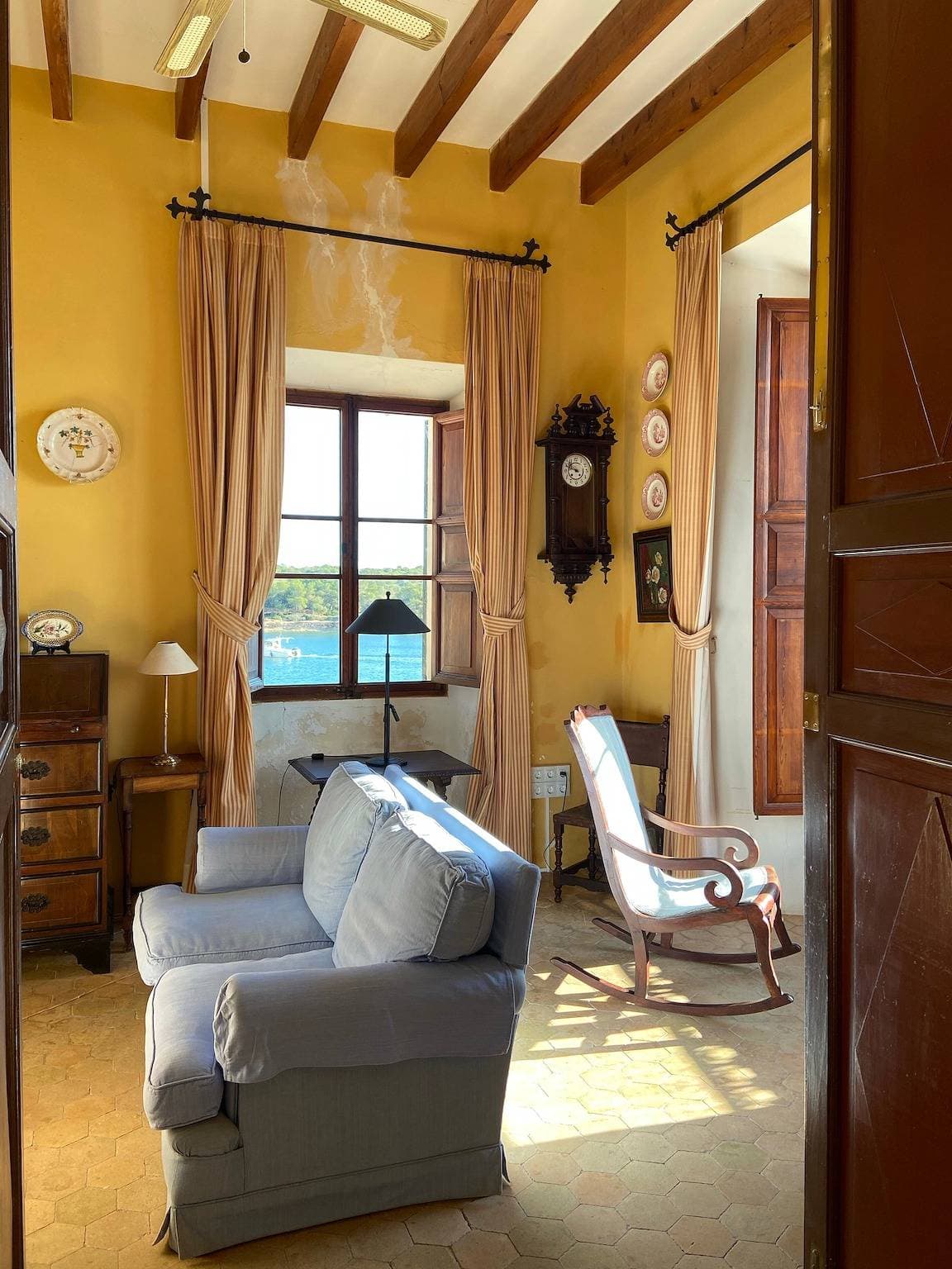 Foto 3 von 39: Ferienhaus Es Port mit Meerblick, Balkon, Terrasse und WLAN