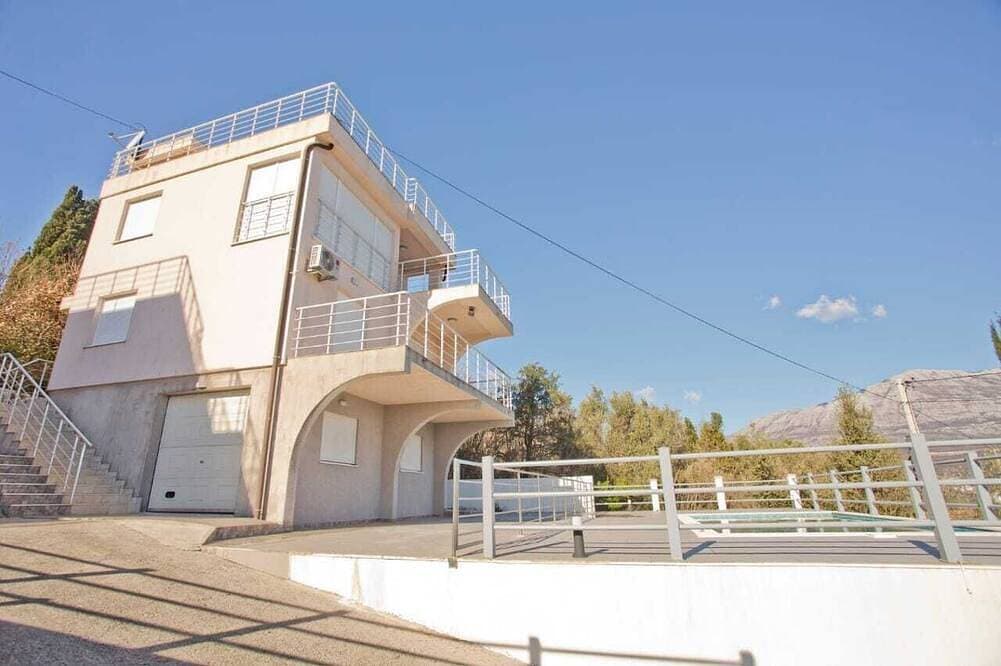Foto 12 von 30: Spacious luxury villa with heated private pool & spectacular views of Boka bay