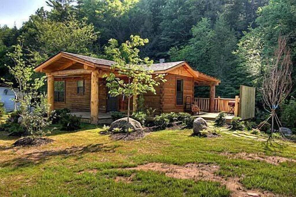 Foto 10 von 16: Cozy Creek: Cozy Cabin with Large Deck Overlooking Mountain Stream