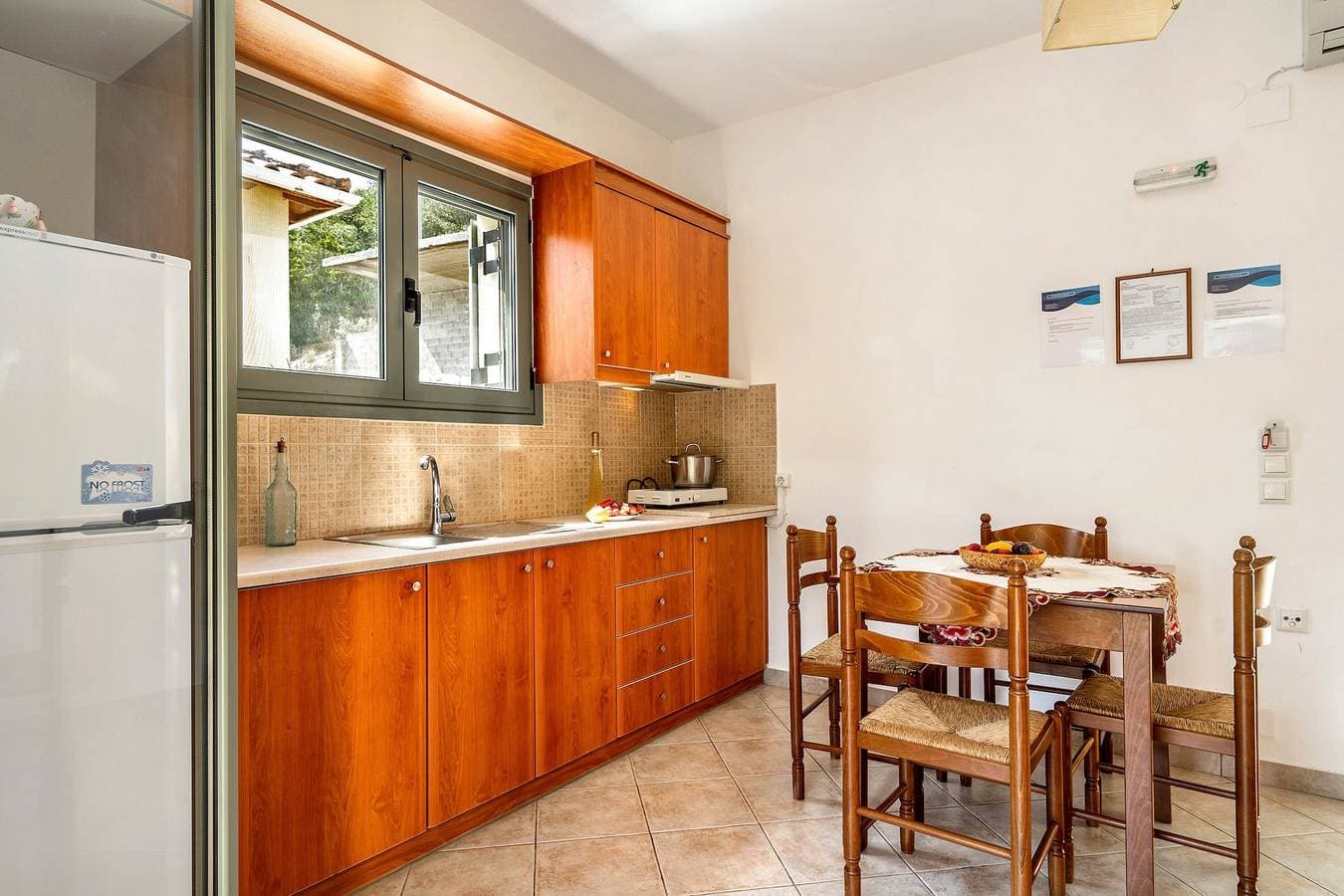 Foto 7 von 22: Ferienwohnung "Alkionides Apartment 2" mit Blick auf den Pinienwald