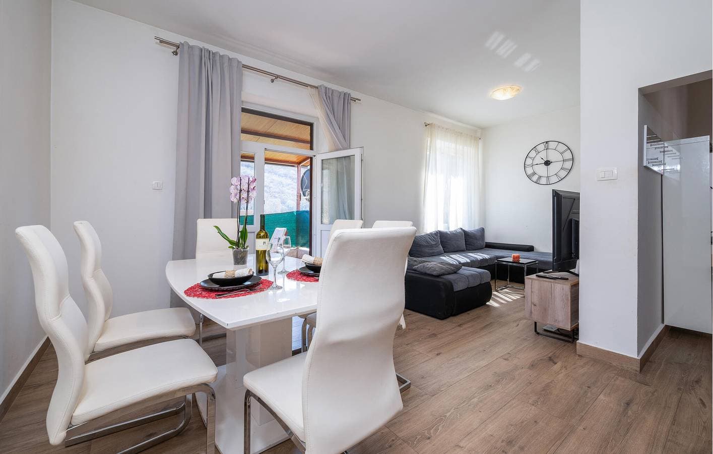 Foto 5 von 24: Gemütliche 2-Zimmer-Wohnung mit WLAN und Parkplatz, 500 m vom Stadtzentrum von Raša entfernt